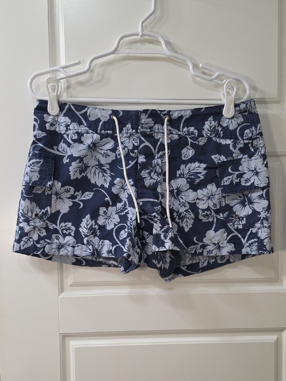 Old Navy Navy and White Floral Women's Vintage Y2K Board Shorts - Size 8